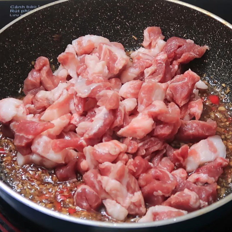 Step 3 Stewing the meat Meat stewed with shrimp paste