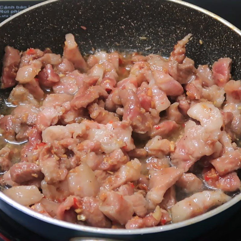 Step 3 Stewing the meat Meat stewed with shrimp paste