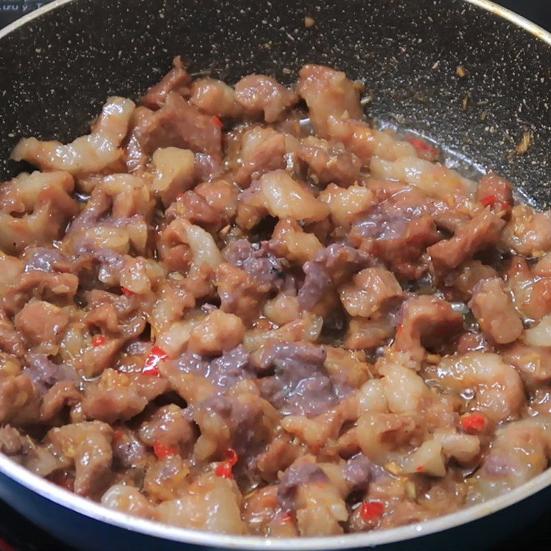 Step 3 Stewing the meat Meat stewed with shrimp paste