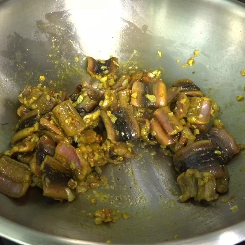 Step 3 Make eel stir-fried with wild betel leaves Eel stir-fried with wild betel leaves