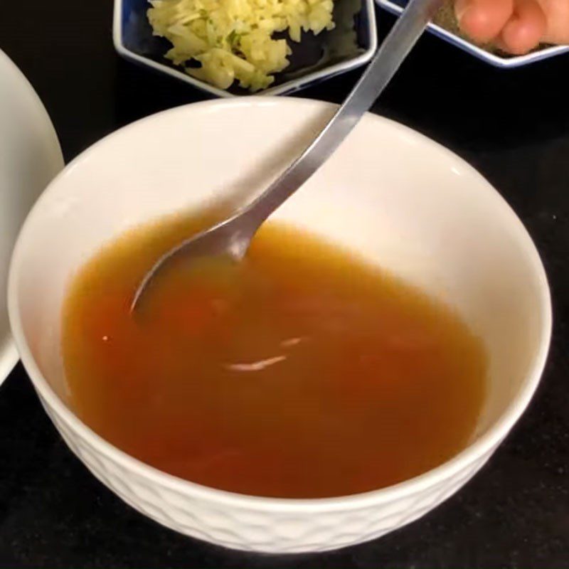 Step 2 Make the sauce for Mackerel braised with pepper