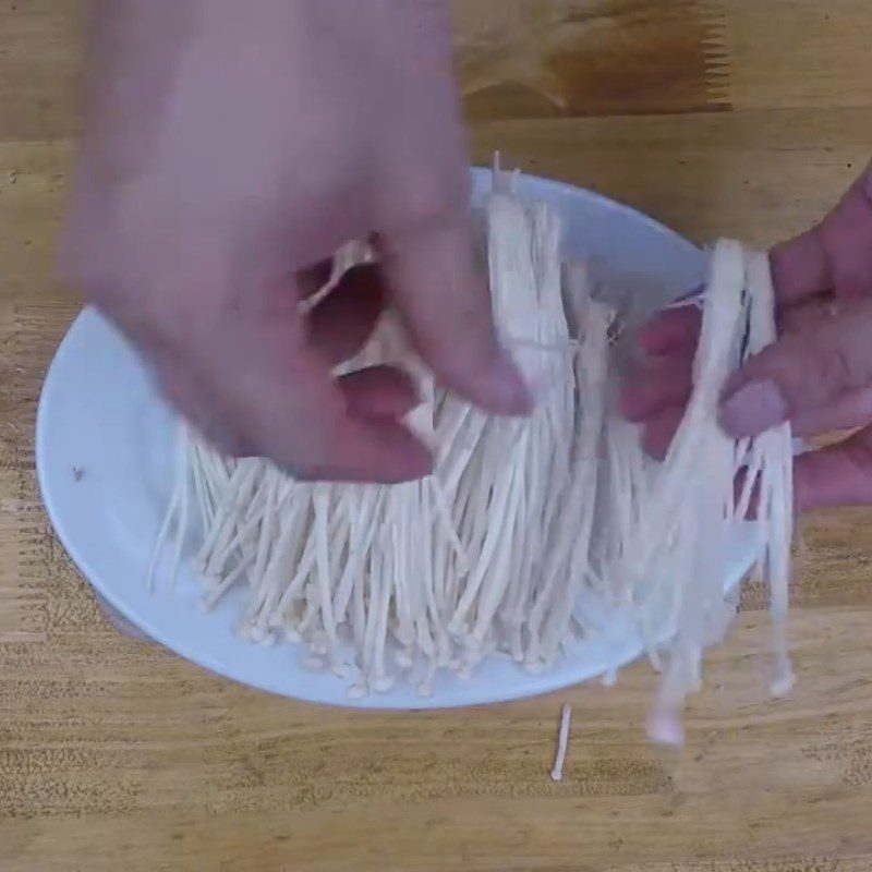 Step 1 Prepare chicken intestines and ingredients Stir-fried chicken intestines with enoki mushrooms