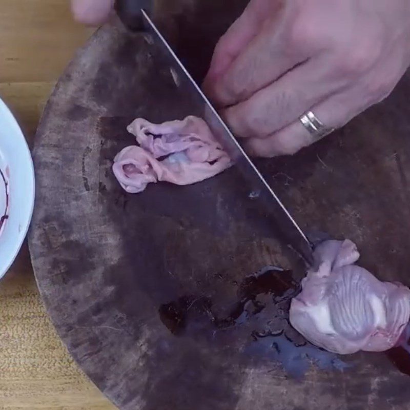 Step 1 Prepare chicken intestines and ingredients Stir-fried chicken intestines with enoki mushrooms