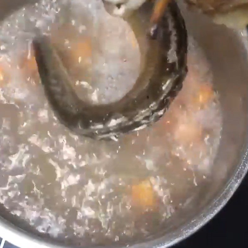 Step 2 Boil the eel and carrot for eel and carrot porridge