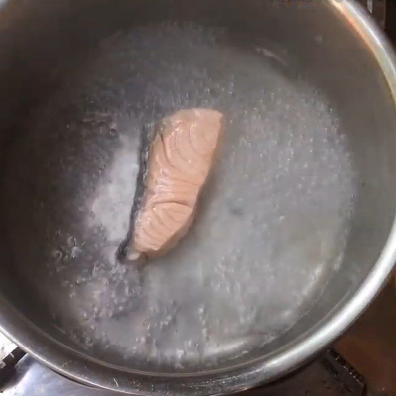 Step 2 Boil and shred the fish for salmon porridge with amaranth