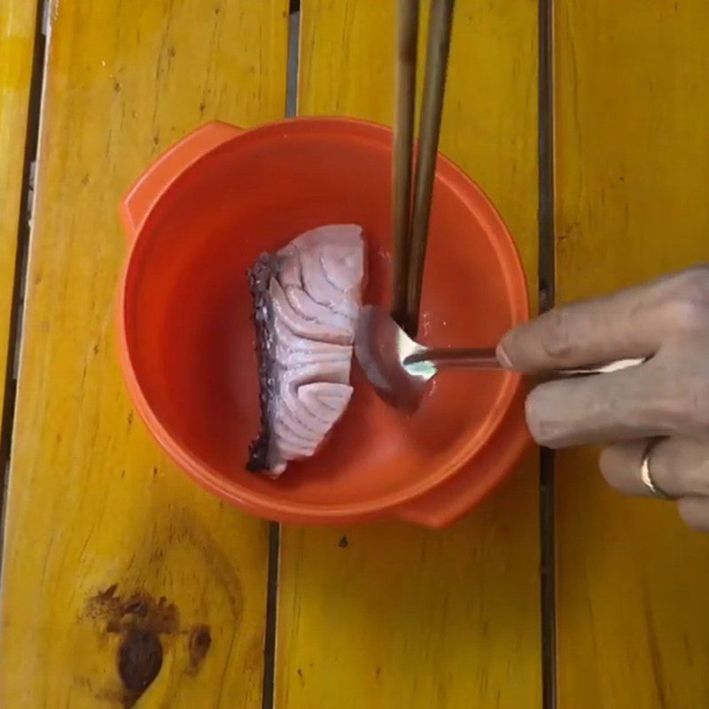 Step 2 Boil and shred the fish for salmon porridge with amaranth