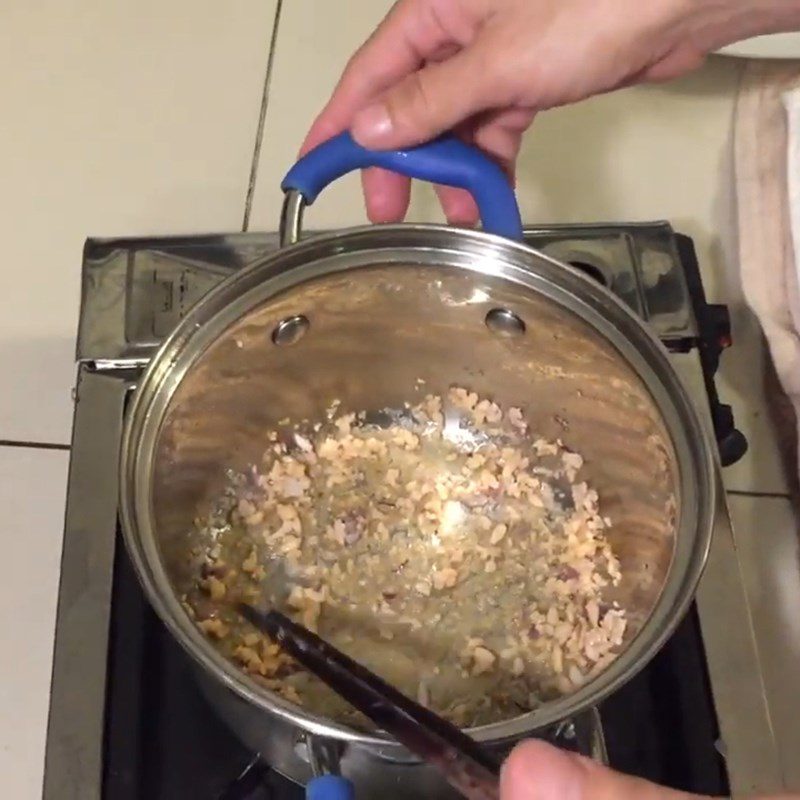 Step 2 Boil and stir-fry fish meat Salmon porridge with beetroot