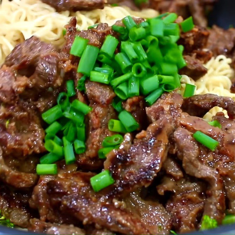 Step 4 Stir-fry noodles Beef stir-fried with broccoli