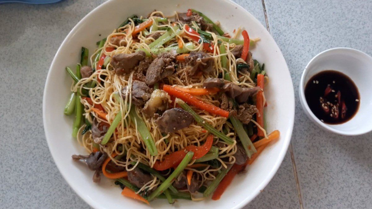 Stir-fried noodles with chicken intestines