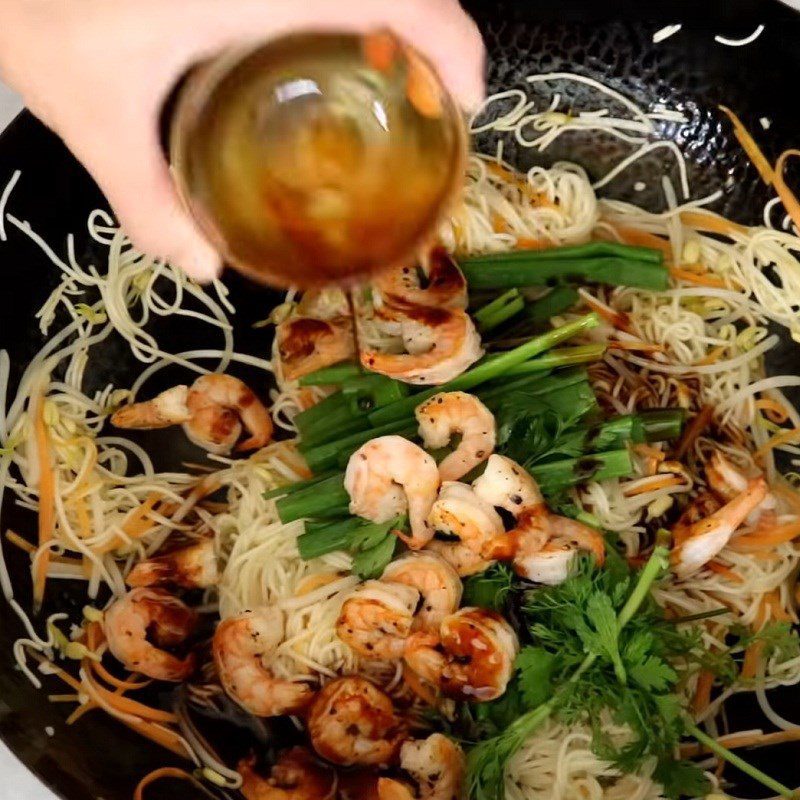 Step 4 Stir-fried noodles Hong Kong style shrimp noodles