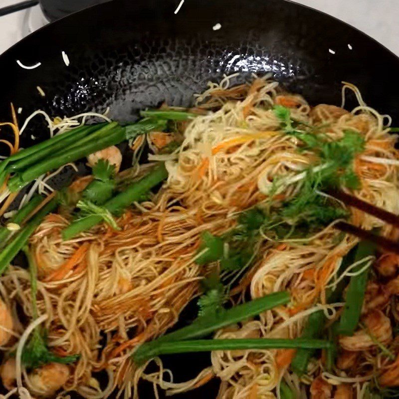 Step 4 Stir-fried noodles Hong Kong style shrimp noodles