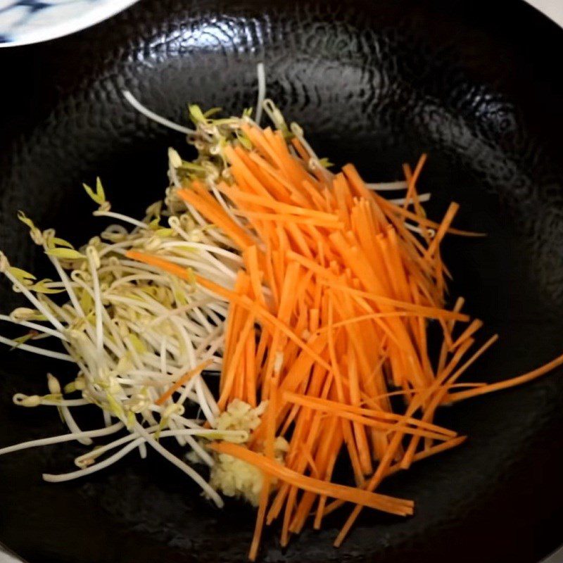 Step 4 Stir-fried noodles Hong Kong style shrimp noodles