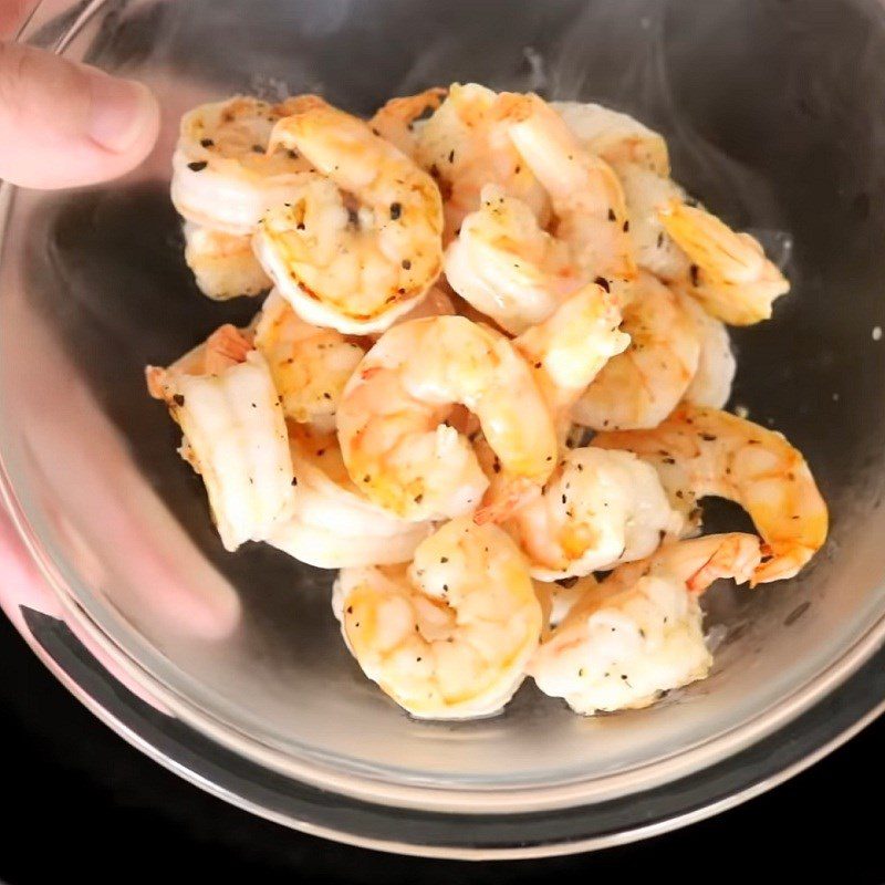 Step 3 Sauté shrimp Hong Kong style fried noodles