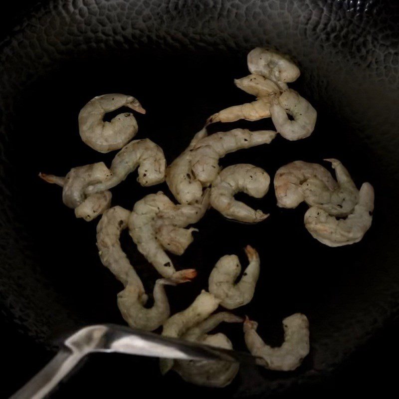 Step 3 Sauté shrimp Hong Kong style fried noodles