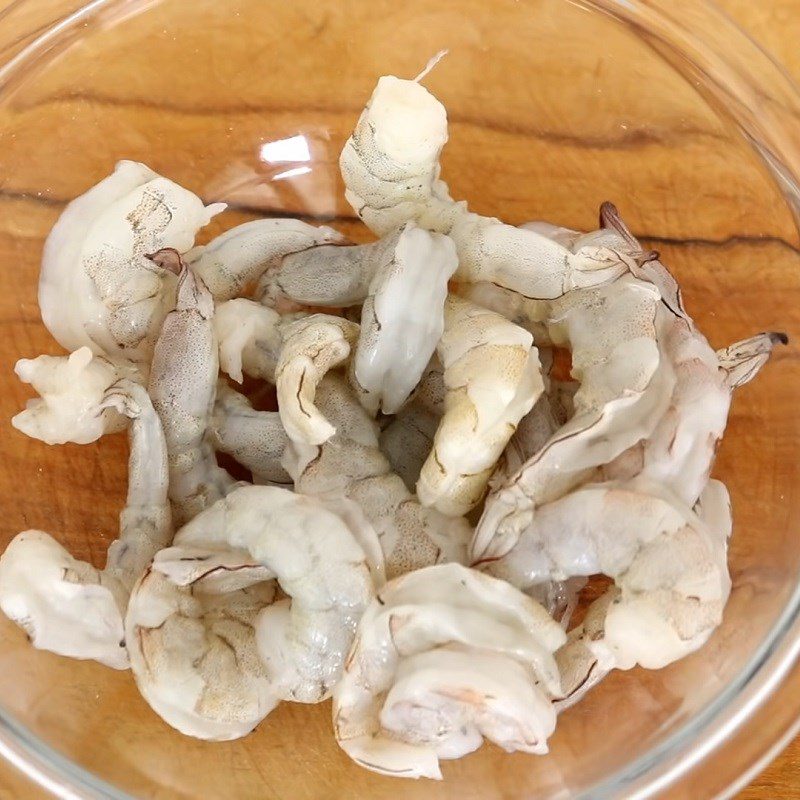 Step 1 Prepare and marinate the shrimp for Hong Kong style fried noodles