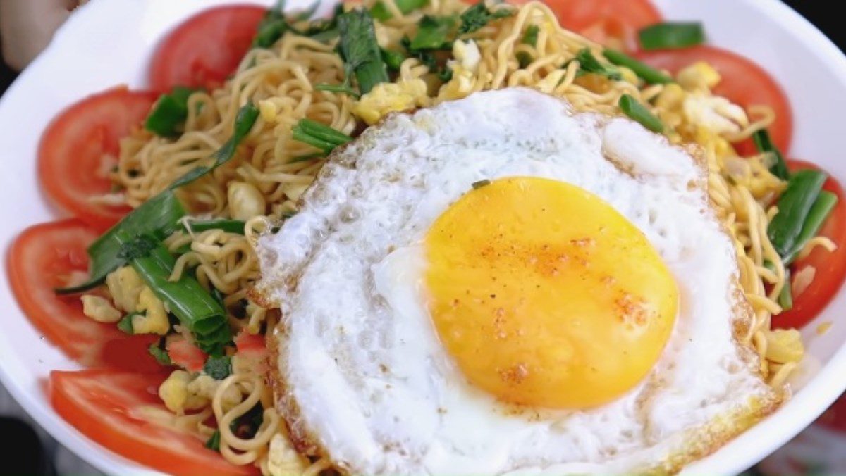 Stir-fried Noodles with Fried Eggs