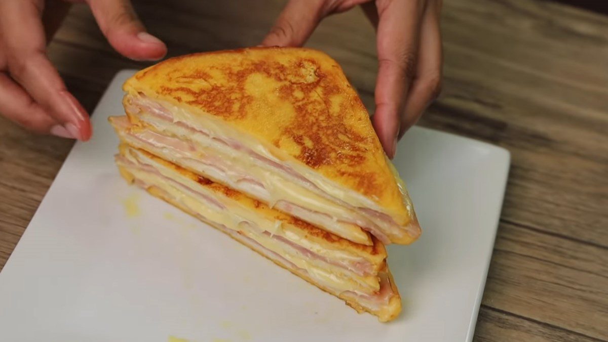 Monte Cristo sandwich with mayo sauce