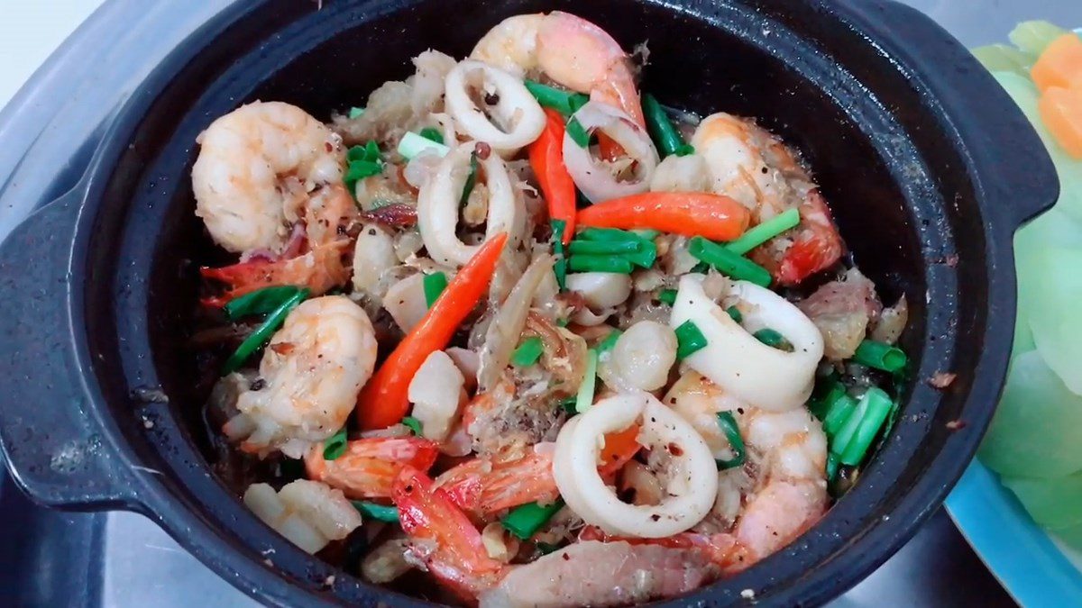 Sautéed Squid with Shrimp and Pork