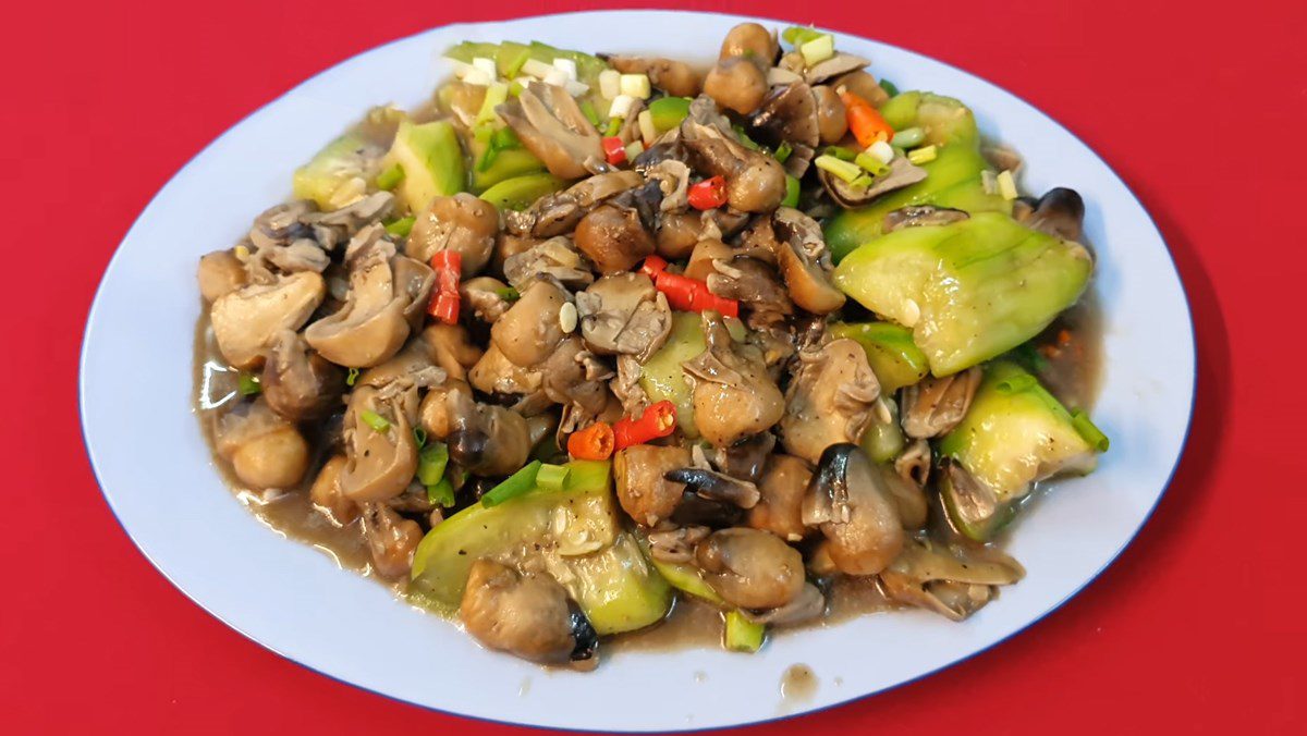 Stir-fried Straw Mushrooms with Gourd