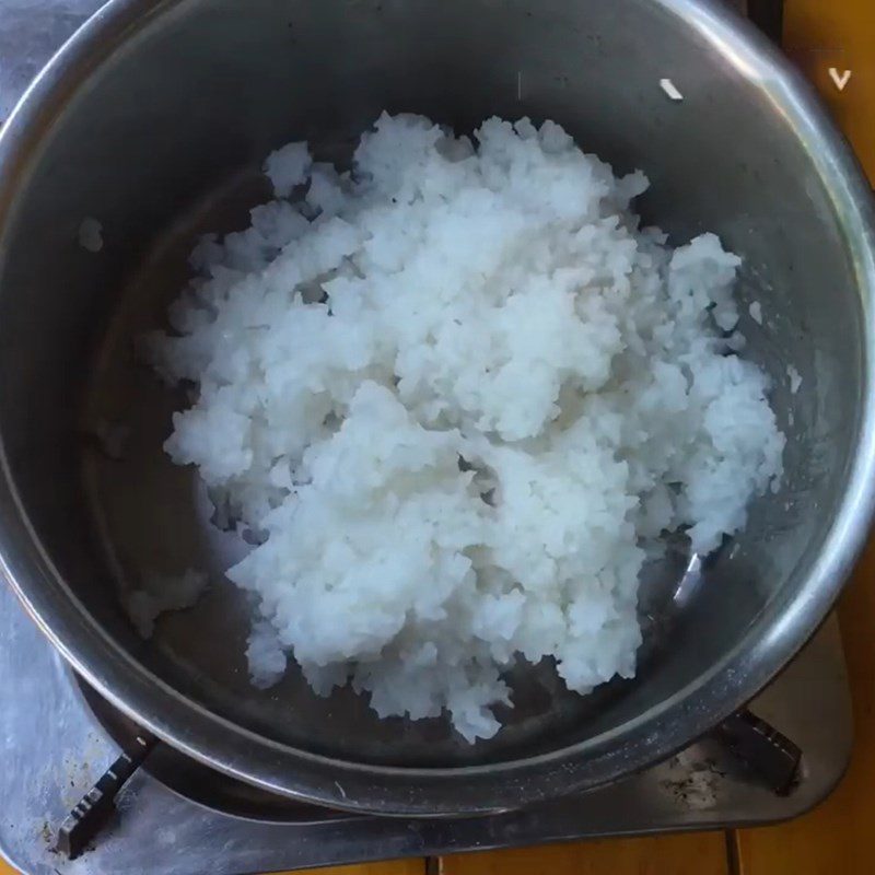 Step 3 Cook the porridge for salmon porridge with amaranth