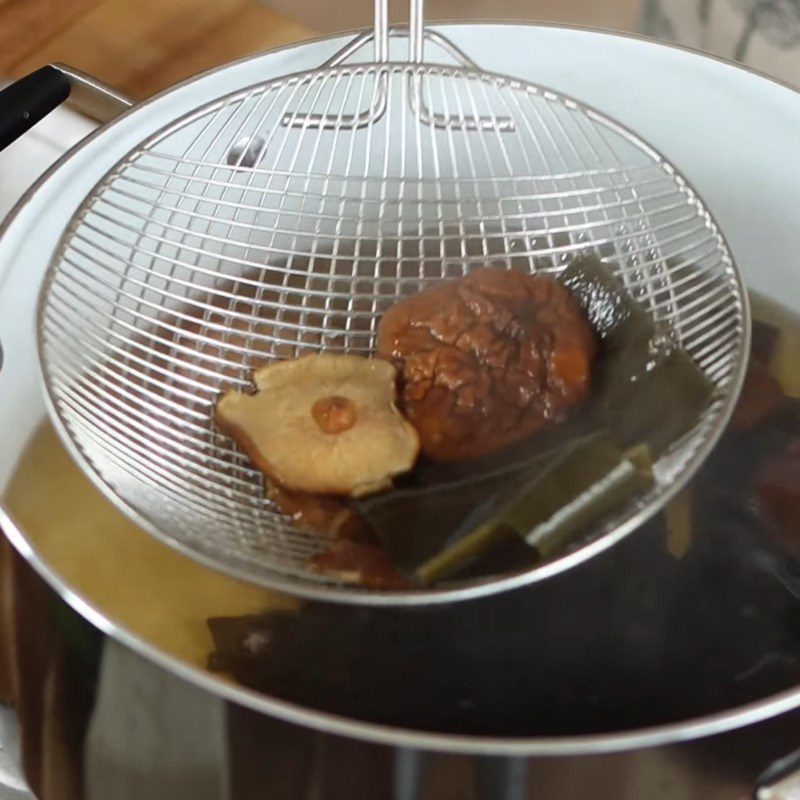 Step 1 Cook the broth for vegetarian miso ramen