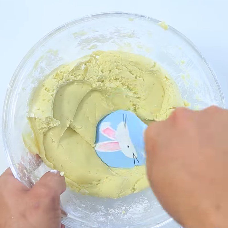 Step 2 Mash and mix the sweet potato dough for Fried Sweet Potato Cake