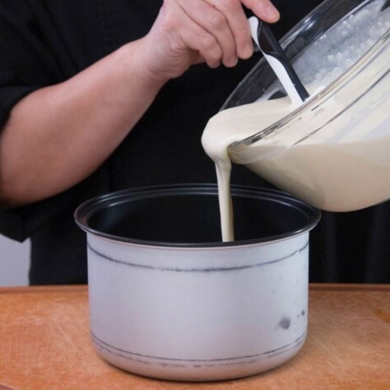 Step 3 Baking the cake with a rice cooker Salted egg sponge cake birthday