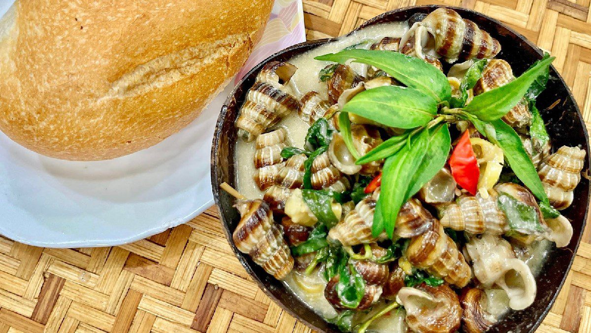 Sautéed snails with coconut