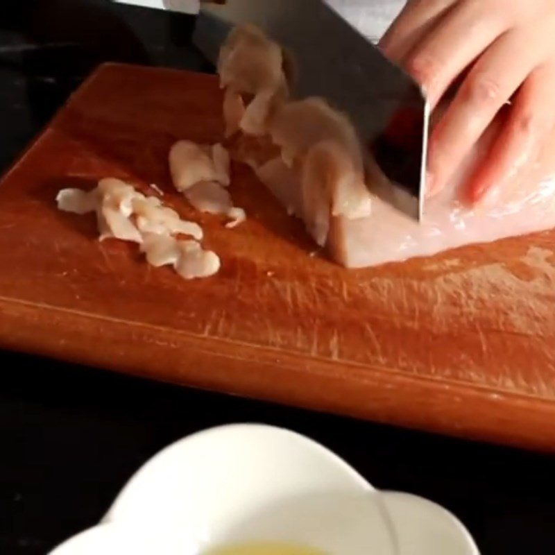 Step 1 Prepare chicken breast for stir-fried pho with chicken