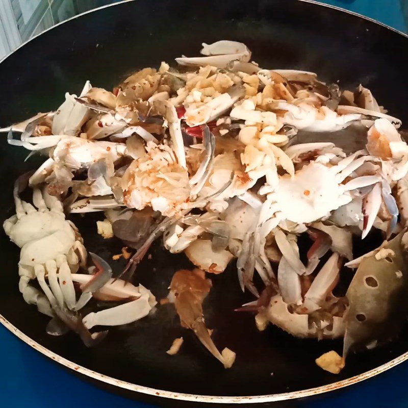 Step 2 Frying crab with garlic