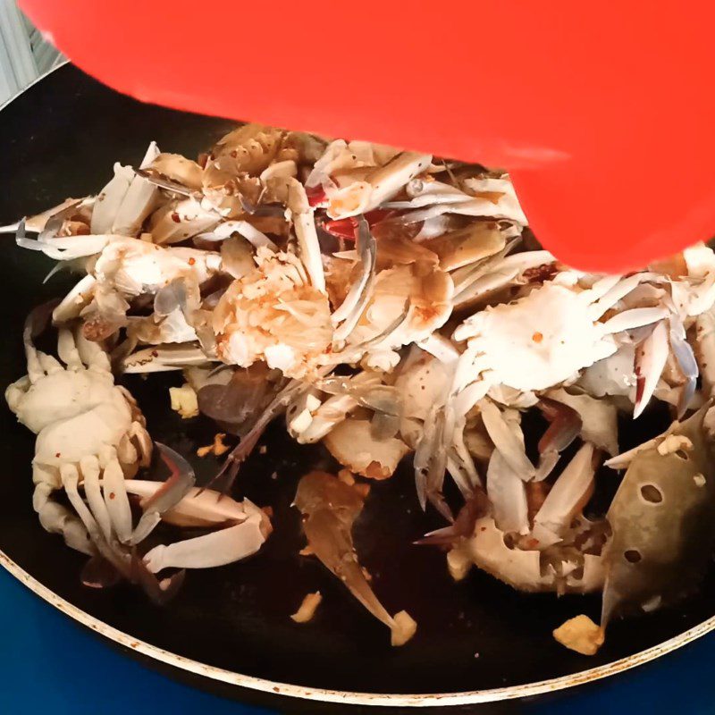 Step 2 Fry the crab Garlic Fried Crab