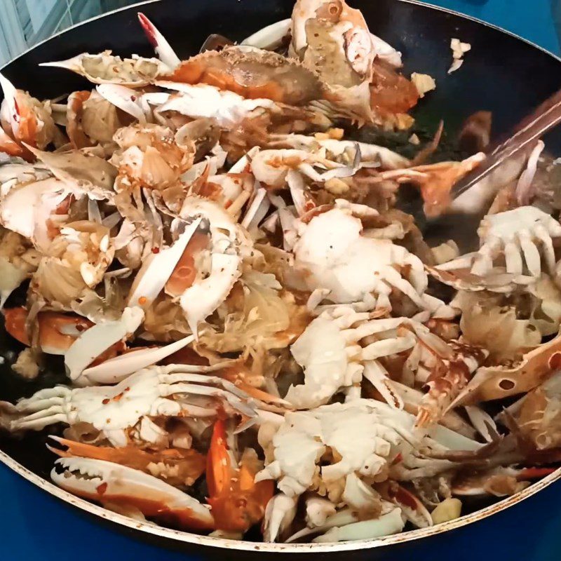 Step 2 Frying crab with garlic