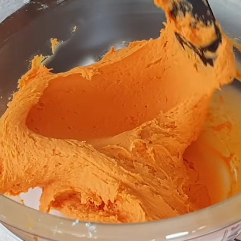 Step 3 Sift the flour, mix the colored flour for the orange cheese tart