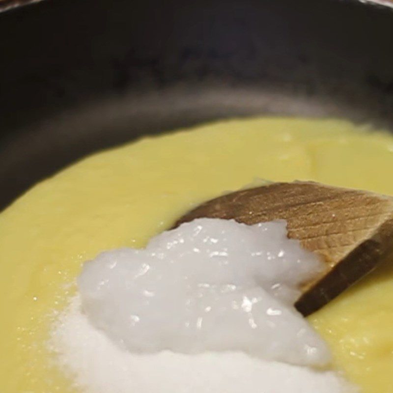 Step 3 Cook green bean and coconut filling Fried cake with green bean and coconut filling