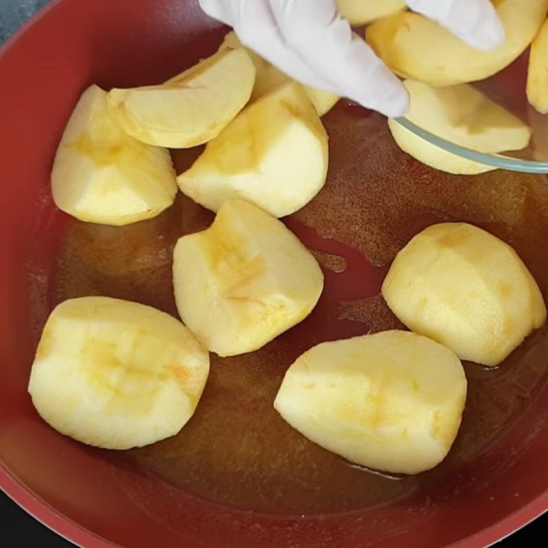 Step 3 Sauté apples Mini French apple tart