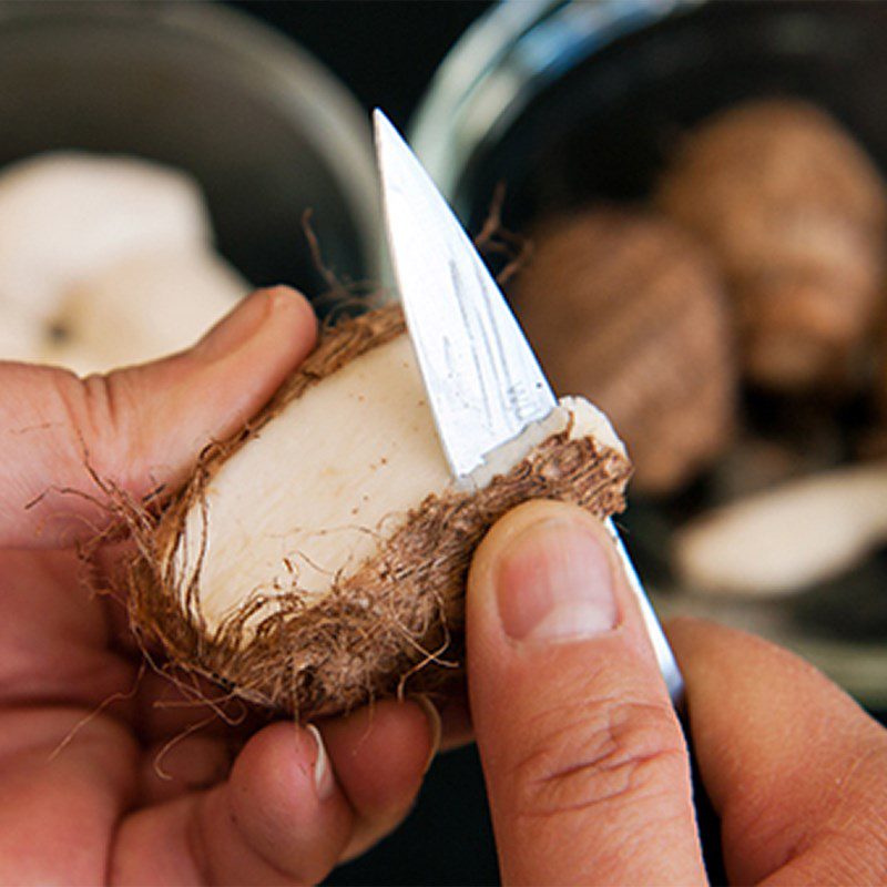 Step 1 Preparing the ingredients for steamed taro cake with coconut milk