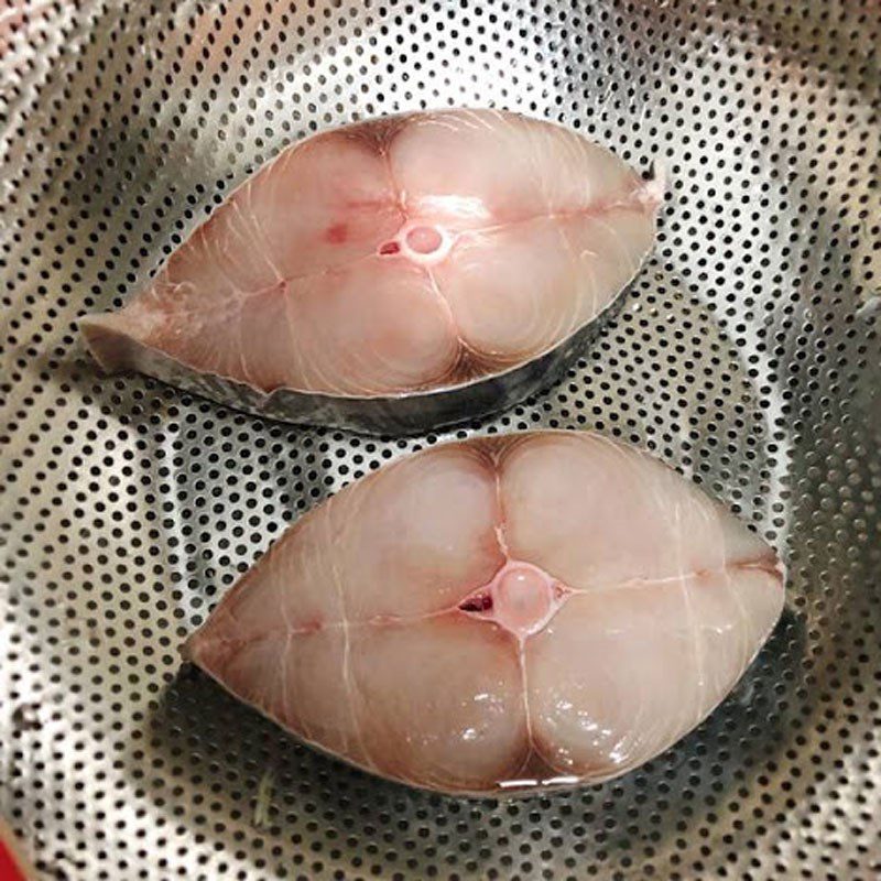 Step 1 Prepare the fish for Mackerel braised with pepper