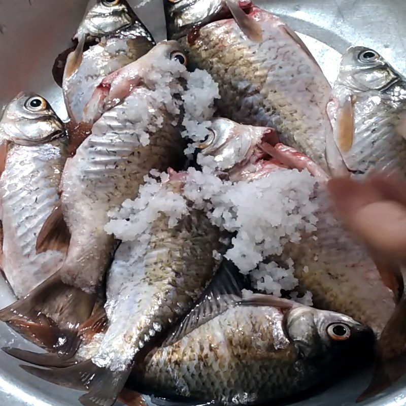 Step 1 Prepare the carp Fried Carp