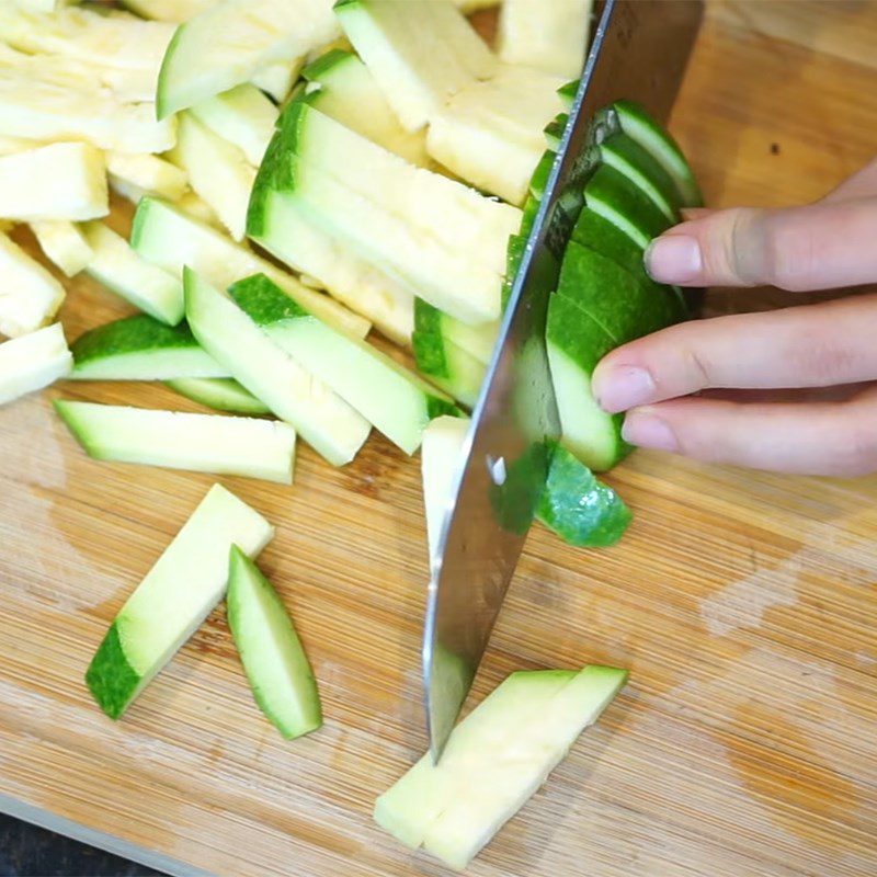 Step 2 Prepare the ingredients for Seafood Kimchi Soup