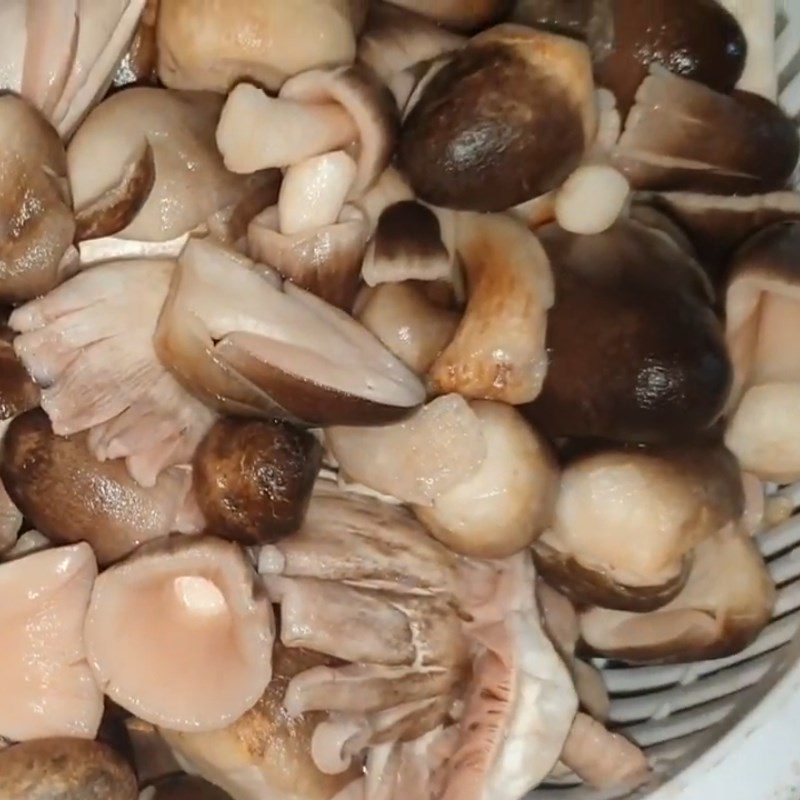 Step 1 Prepare the ingredients for Stir-Fried Chicken Gizzards with Straw Mushrooms