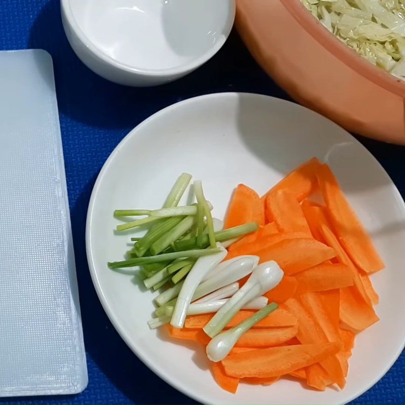 Step 2 Prepare other ingredients Fried noodles with eggs, vegetables, and mushrooms