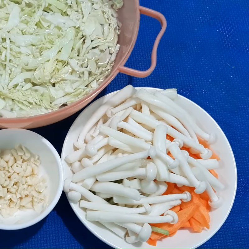 Step 2 Prepare other ingredients Fried noodles with eggs, vegetables, and mushrooms