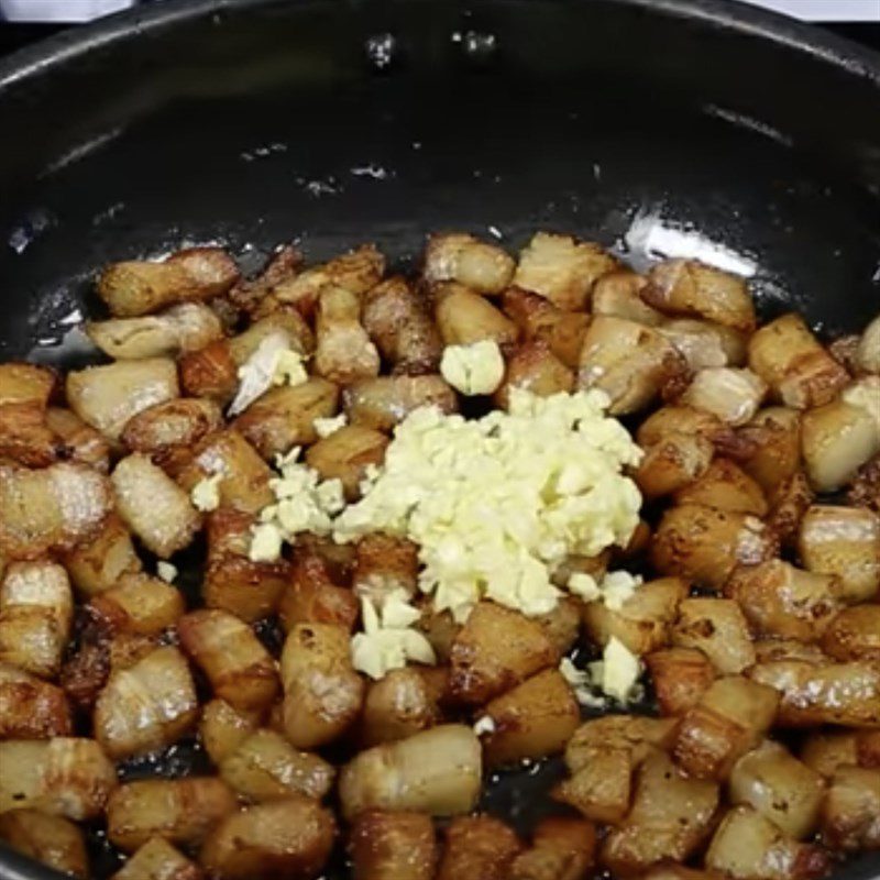 Step 2 Fry the pork fat Crispy pork fat with salt and chili