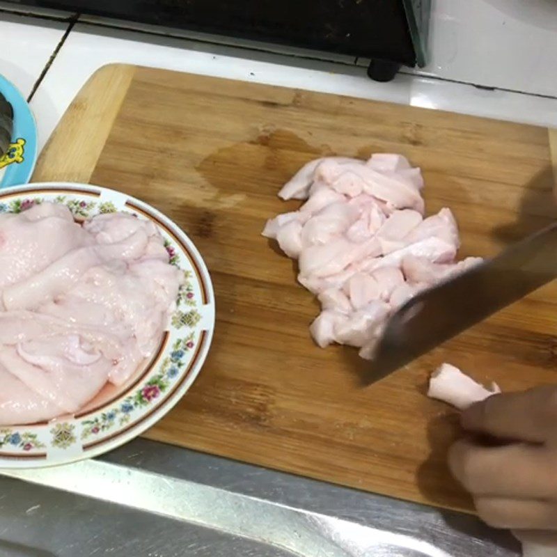 Step 3 Prepare other ingredients for shrimp and pork stew