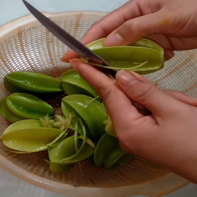 Step 2 Prepare other ingredients Sour starfruit braised carp