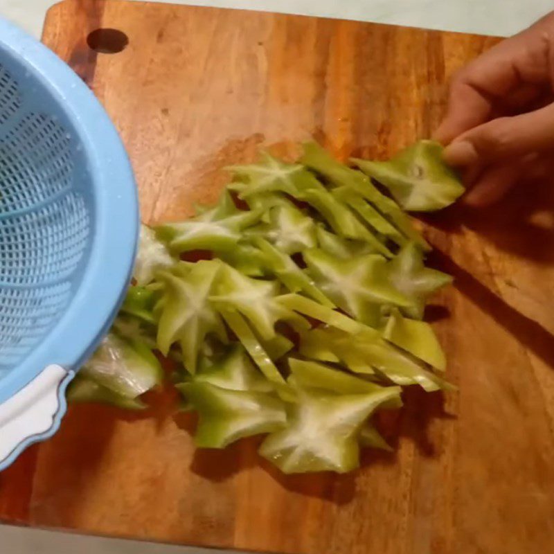 Step 2 Prepare other ingredients Sour starfruit braised carp