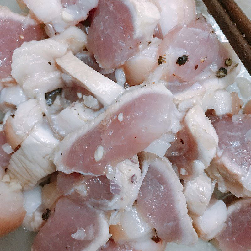 Step 1 Prepare and marinate the meat Braised pork belly with pepper