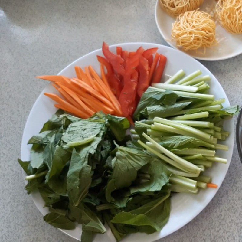 Step 2 Prepare other ingredients Chicken intestine stir-fry