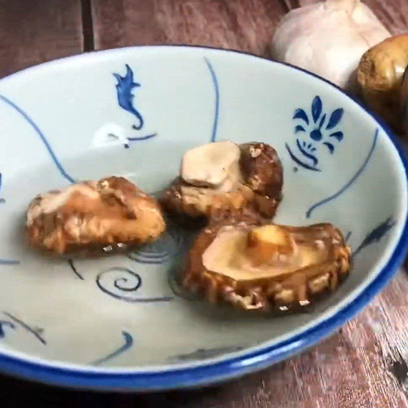 Step 2 Prepare other ingredients Sea cucumber stir-fried with shiitake mushrooms