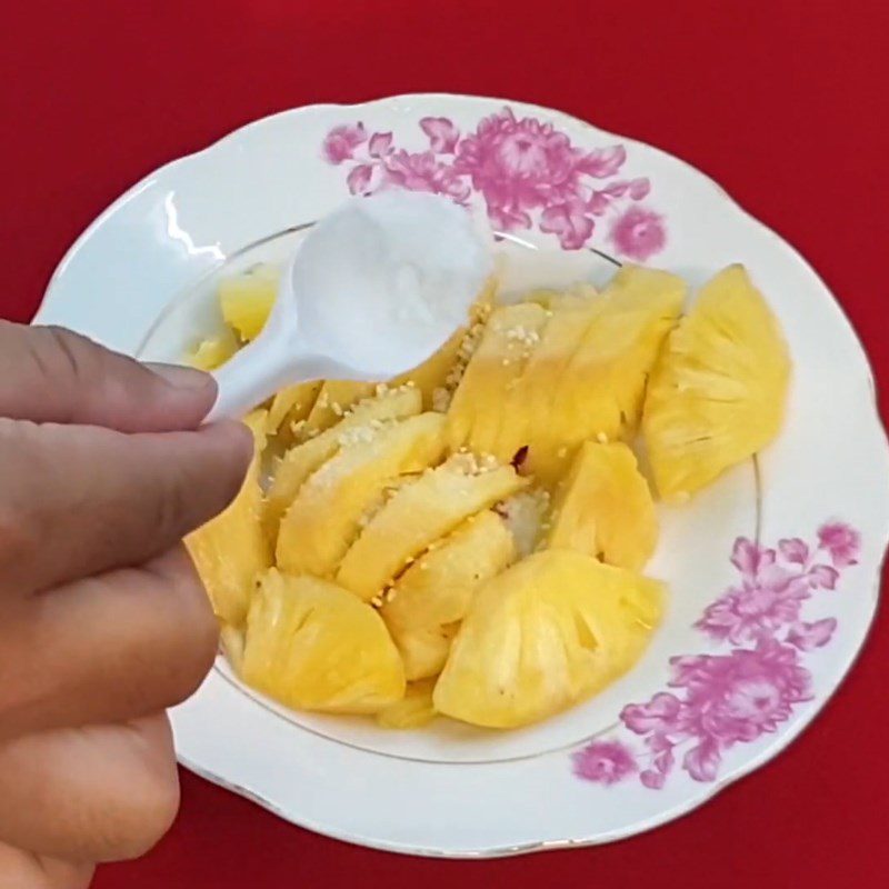 Step 2 Prepare other ingredients Stir-fried straw mushrooms with pineapple